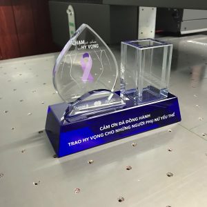 Kỷ niệm chương Pha lê tặng quà Khách hàng giá xưởng