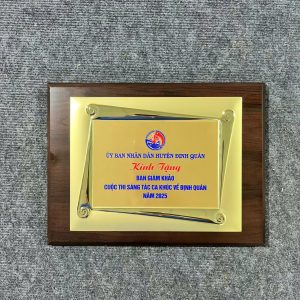 Bảng vinh danh cá nhân đạt thành tích xuất sắc giá xưởng