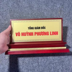 Làm bảng tên để bàn, bảng chức danh dùng tặng quà