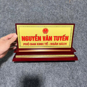 Làm bảng tên gỗ đồng để bàn cao cấp, sắc nét và tinh tế