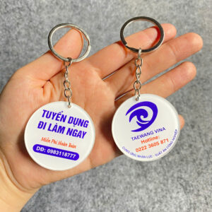 Làm móc khóa tặng quà in thông tin tuyển dụng giá xưởng