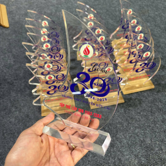 qua-tang-ngay-ra-truong